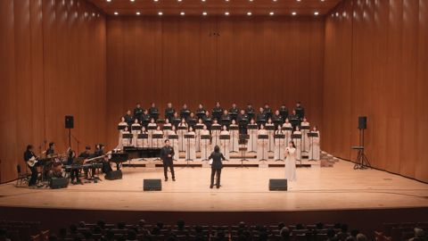 Somebody to Love를 합창하는 모습(두 남녀 단원이 앞에 나와 열창하여 분위기를 더욱 고조시켰다.