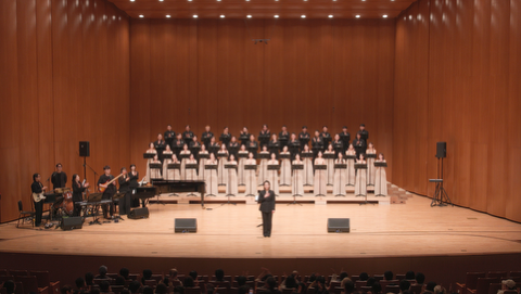 부지휘자가 무대를 더 빛나게 해준 DSM밴드를 소개하고 있다.