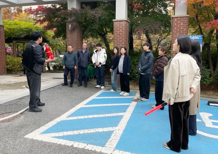 조원2동 행정복지센터에서 공공기관 합동 소방훈련을 실시하고 있다.