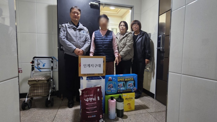 양승민 인계지구대장과 송숙현 생활안전협의회 사무국장, 김미경 인계동행정복지센터 건강복지팀장이 대상자에게 후원품을 전달하고 있다.