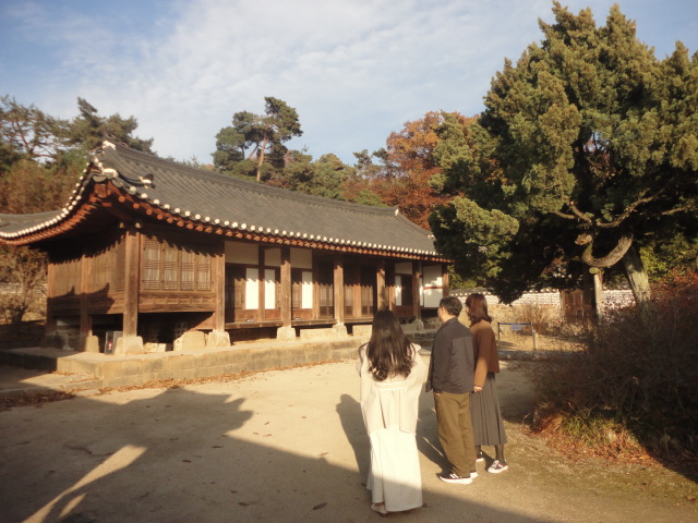 제례를 지내기 전 제관들이 몸과 마음을 정화하는 재실. 관광객들이 살펴보고있다.