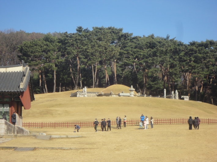 융릉을 살펴보는 관광객들