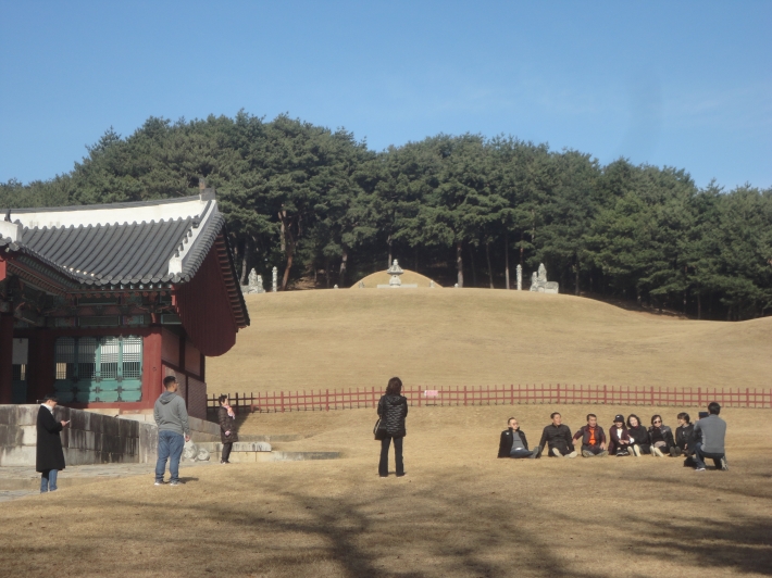 건릉을 배경으로 기념촬영하는 관광객들