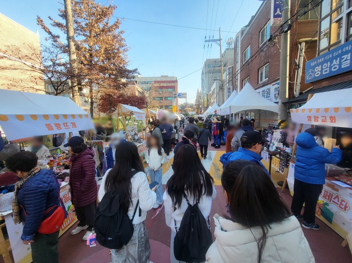 개막공연에 '열린 송죽 솔대 공목형상점가' 거리