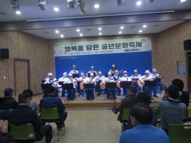 통키타팀의'길가에 앉아서'를 연주하는 모습