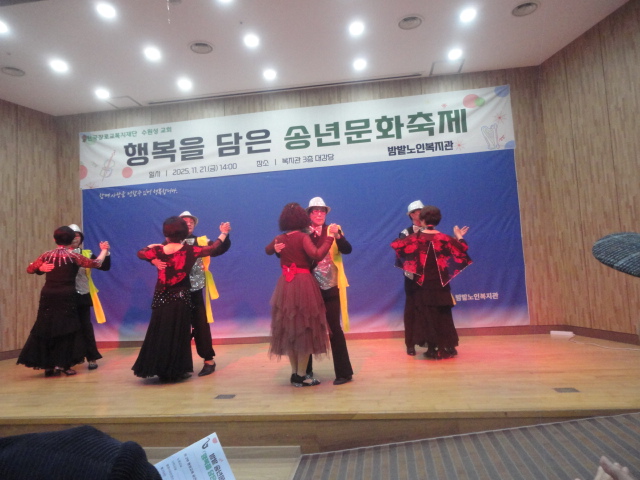 퀵퀵 스로 스로 유연하게 춤을추는 시니어들의 모습