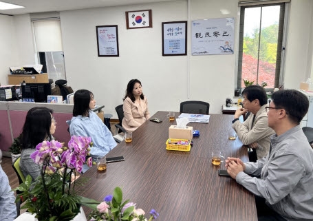 조원2동장, 주민자치회장, 한일초 교장 등 관계자들이 간담회를 하고 있다.