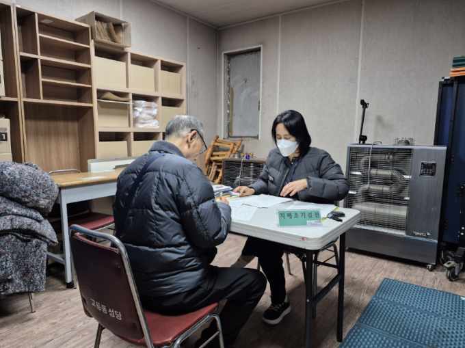 경로당에 방문하여 치매조기검진을 시행하고 있는 모습