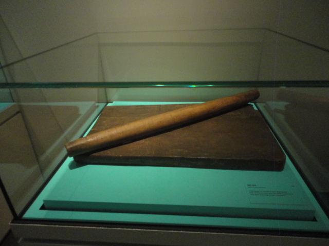 밀가루 반죽을 얇게밀어 칼국수를 만들때 사용하는 밀판과 밀대(일명 홍두깨)