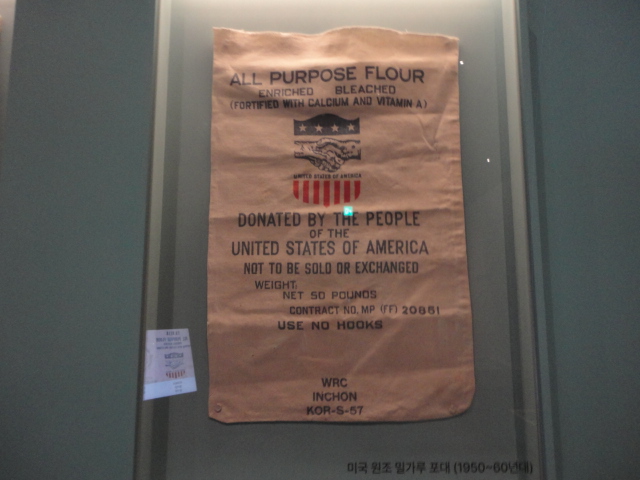 미국에서 원조물자로 들어온 '악수표' 밀가루 포대