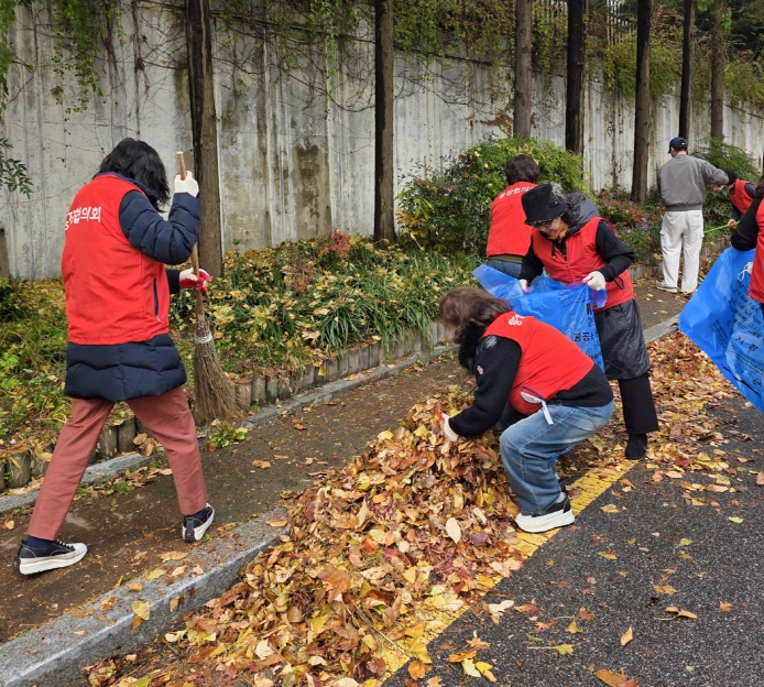평화의모후원 일대에 쌓인 낙엽을 정비하는 모습
