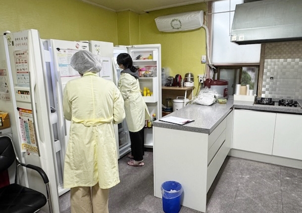 수원시 어린이급식관리지원센터와 합동으로 지역아동센터 조리실 점검을 실시하고 있다.