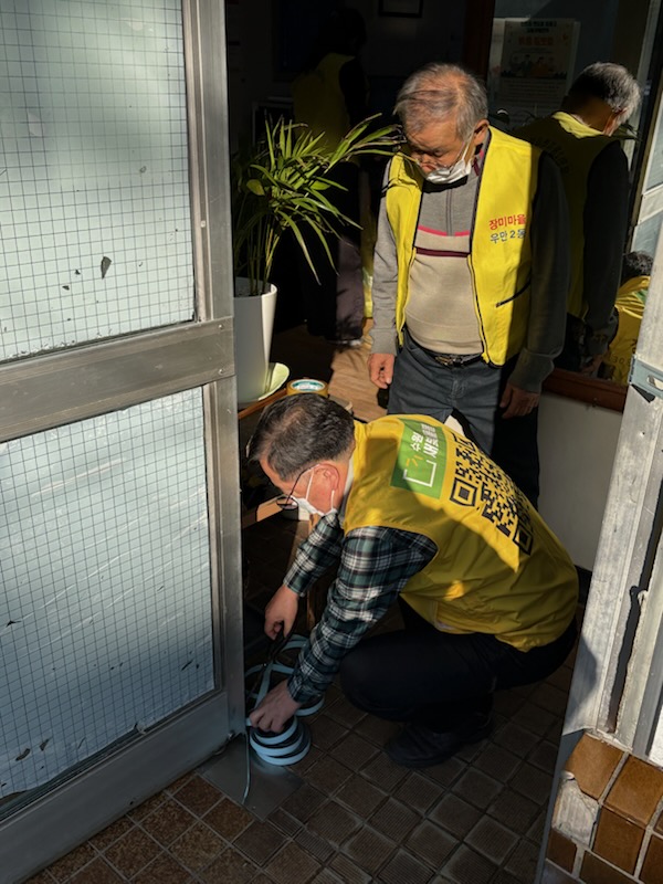한파 대비 경로당 문풍지 시공