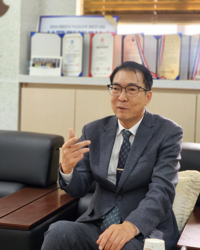 지난 12일, 효동초등학교에서 이철규 교장이 인터뷰를 하고 있다. 