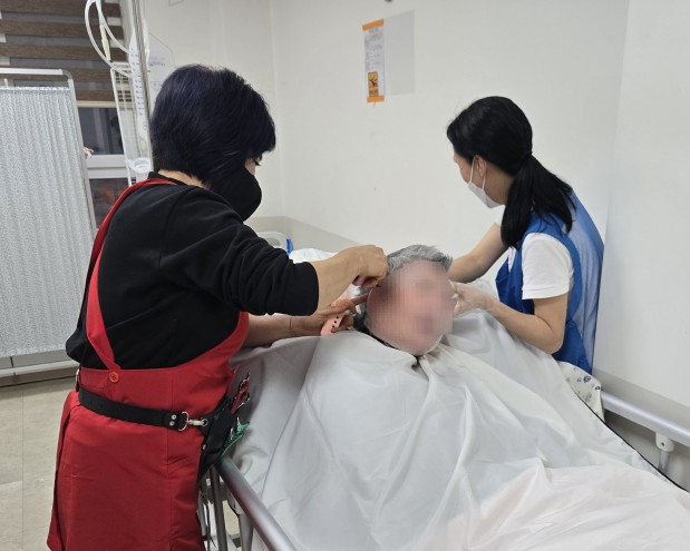 와상환자에게 미용봉사하는 미용봉사단