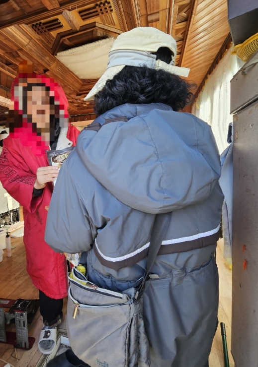 한국야쿠르트 매니저가 고독사 고위험군 가구에 간편식을 전달하고 있다