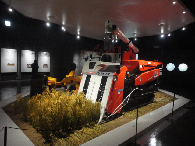 콤바인은 벼를베고 부대에 담는 일까지한다.