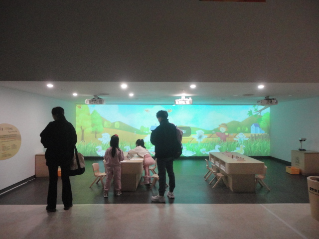  초록마을 침입자 해결사로나선 어린이가 화면 조정하고있다.