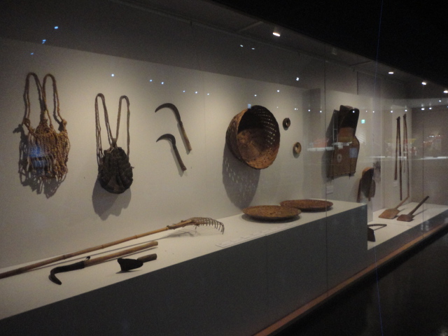 갈퀴, 구럭, 낫, 광주리, 키 등 다양한 생활도구들