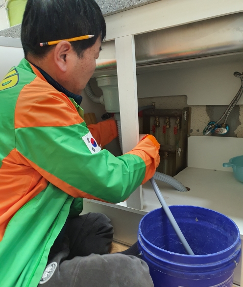 배관점검중인 수원시 지역자율방재단원