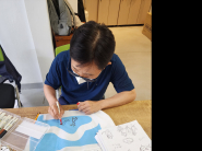 행궁동 경기행복마을관리소에서 폐현수막으로 친환경 생활물품을 만들고 있다. 