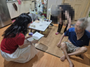 국민건강보험공단과 함께 독거어르신 가정방문한 사진