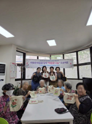 소리샘봉사단원과 벽산경로당 어르신들이 프로그램 결과물을 들고 있는 사진이다.