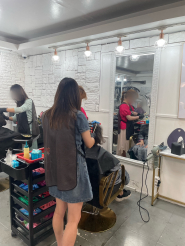 제드헤어 봉사자들이 이·미용 봉사 중이다.