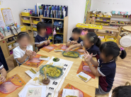 꿀벌의 이야기를 통해서 지구 생태계의 위기를 알 수 있고, 밀랍이 어떻게 만들어지는지 배워보는 시간 (직접 밀랍초를 제작하는 모습과 안내하는 재재상점의 별사탕 강사) 