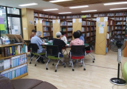 마을문고에서  어르신들이 영어공부를 하고 계신다 