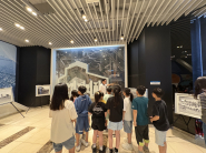 지역아동센터 아동들이 고생향토문화전시관을 견학하고 있다