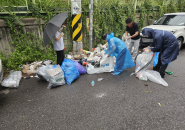 공무원, 주민 등이 무단투기 합동단속을 실시하고 있다.