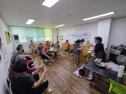 주공뉴타운 경로당 프로그램 종료 후 결과물을 들고 있는 사진이다.