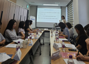 슈퍼비전 회의를 진행하고 있다