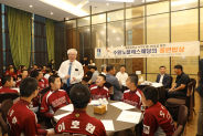 박대윤 수원노블레스웨딩컨벤션 사장이 매향중학교 야구부 학생들에게 격려의 메세지를 전하고 있다.