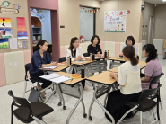 김은주 여성가족국장이 다함께돌봄센터 종사자들과 소통의 시간을 가지고 있다.