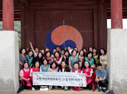 사진)‘독립운동의 숨결을 따라’ 참가자들이 기념촬영을 하고 있다.    