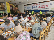 어르신들이 사랑과 정성이 담긴 갈비탕을 맛있게 드시고 있다.