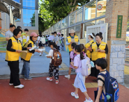 청소년지도위원-학교사회복지사가 합동 생명존중 및 학교 폭력 예방 캠페인을 진행하고 있다.