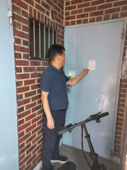 세류1동 명예사회복지공무원이 위기가구 발굴을 위한 가정방문조사를 실시했다