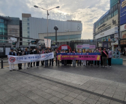 매산동 직원과 통장이 로데오거리 금연환경조성 합동 캠페인에 참가하고 있다.