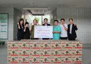 장안구 노래연습장 연합모임 임원진과 장안구 직원들이 기부 물품 전달식을 진행하고 있다.