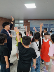 엄마, 아빠 자랑을 해 보라는 교장 선생님 말씀에 서로 앞다투어 손을 드는 어린이들이다.