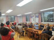 매탄1동지역사회보장협의체에서 매탄현대힐스테이트경로당을 방문하여 맨손체조를 알려드리고 있다