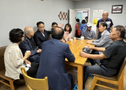 장안구청장 및 관계공무원들이 정자2동 경로당을 방문하여 주민의견을 청취하고 있다.