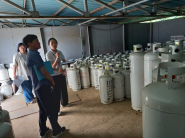 장안구청과 가스안전공사 합동점검을 실시하고 있다.