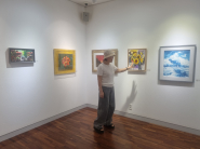 이미영 작가가 작품을 가리키며 설명하고 있다. 