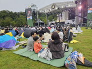 재즈공연을 즐길 준비가 되어있는 관객들