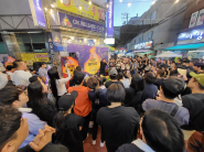 불멍야시장에서 펼쳐진 다양한 볼거리에 푹 빠진 시민들