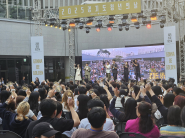 무대 맨 왼쪽 경기청년 사다리 1기에 참여한 이가현 양이 개그맨 곽범씨와 응원봉을 든 제 5기 경기청년 사다리 프로그램 참가자들과 기념사진을 찍고 있다.